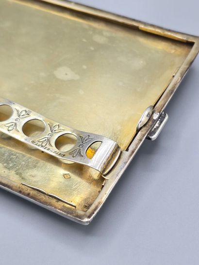CARTIER, Paris. 
Étui à cigarette en argent...