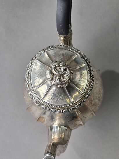 BELGIQUE, XIXème siècle. 
Verseuse en argent...