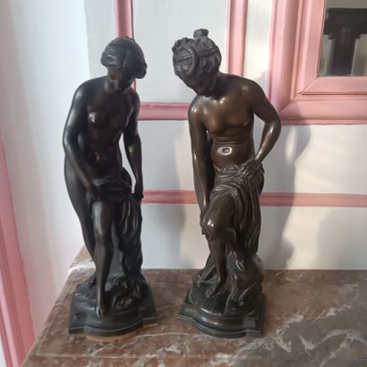 Dans le salon rose et blanc
Pair of regule...