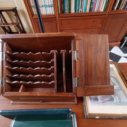 In the library
Meeting of :
- An embossed...
