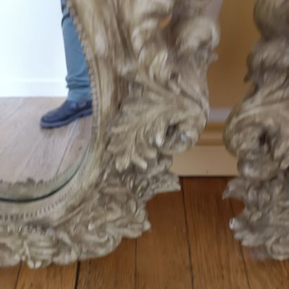 In the hallway/pallier leading to the bedrooms
Pair...