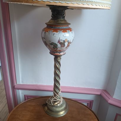 In the pink and white living room
Lamp base...