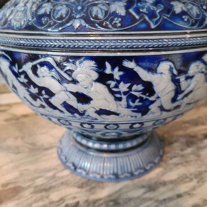 In the gentleman's room
In the style of RAEREN
Blue...