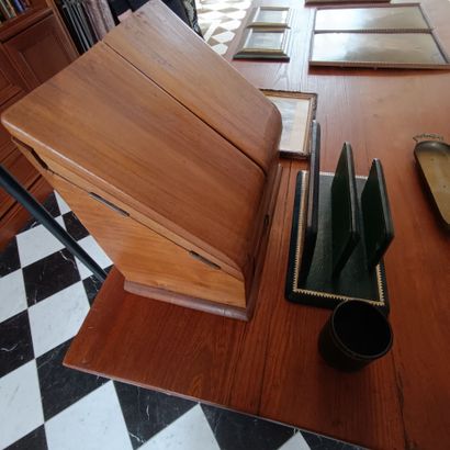 In the library
Meeting of :
- An embossed...