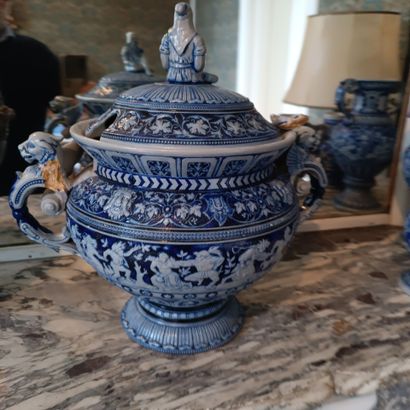 In the gentleman's room
In the style of RAEREN
Blue...