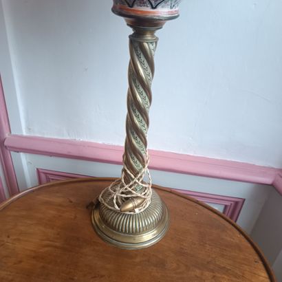 In the pink and white living room
Lamp base...