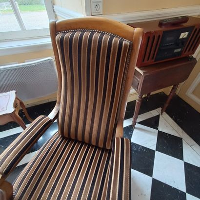 In the library
Voltaire armchair in cherry...
