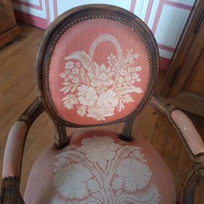 In the pink and white living room
Natural...