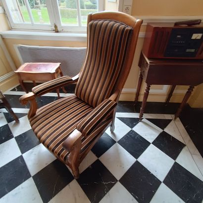 In the library
Voltaire armchair in cherry...