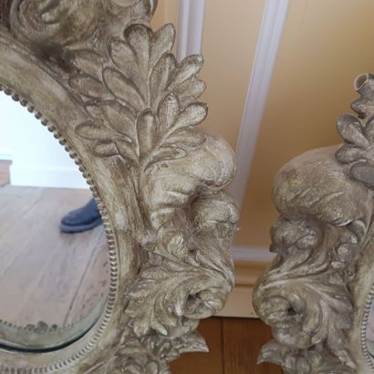 In the hallway/pallier leading to the bedrooms
Pair...