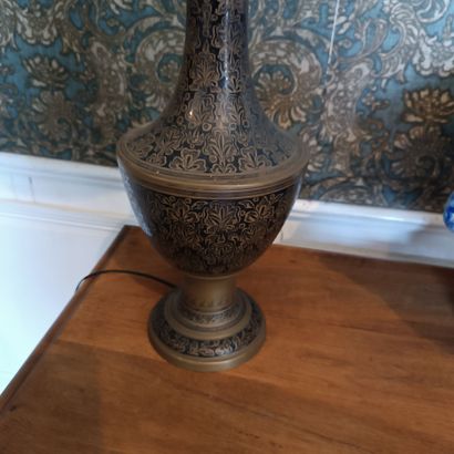 In Monsieur's bedroom
Table lamp in black...