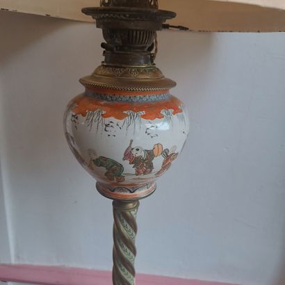 In the pink and white living room
Lamp base...