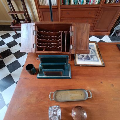 In the library
Meeting of :
- An embossed...