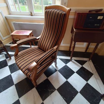 In the library
Voltaire armchair in cherry...