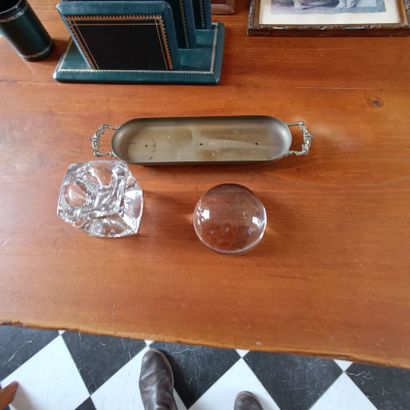 In the library
Meeting of :
- An embossed...