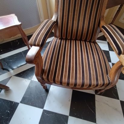 In the library
Voltaire armchair in cherry...