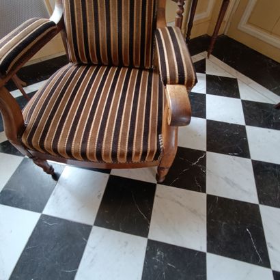 In the library
Voltaire armchair in cherry...