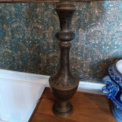 In Monsieur's bedroom
Table lamp in black...
