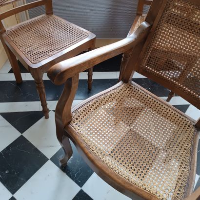 In the library
Reunion of a pair of chairs...