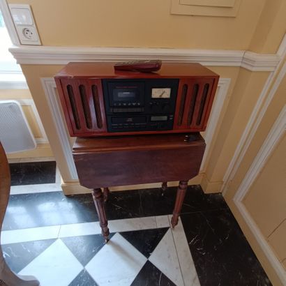 In the library
Lot comprising: CD hi-fi system,...