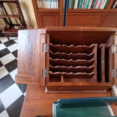In the library
Meeting of :
- An embossed...