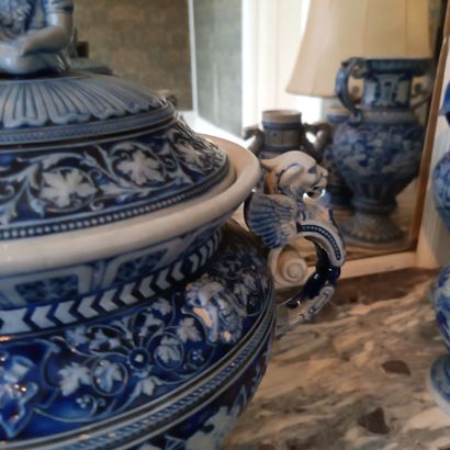 In the gentleman's room
In the style of RAEREN
Blue...