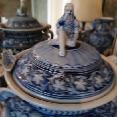 In the gentleman's room
In the style of RAEREN
Blue...
