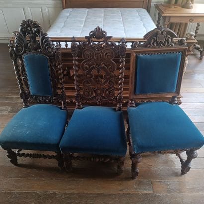 In Monsieur's bedroom
Reunion of three chairs...