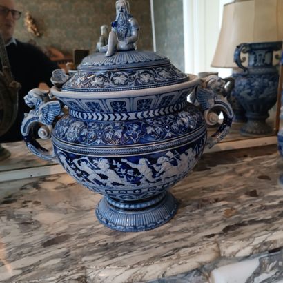 In the gentleman's room
In the style of RAEREN
Blue...
