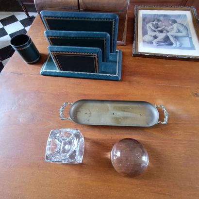 In the library
Meeting of :
- An embossed...