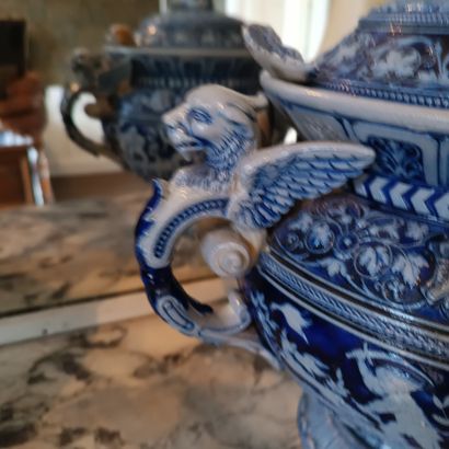 In the gentleman's room
In the style of RAEREN
Blue...