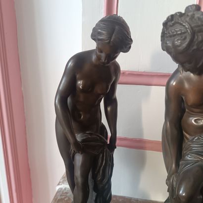 Dans le salon rose et blanc
Pair of regule...