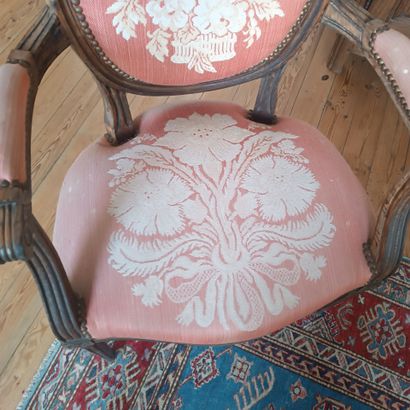 In the pink and white living room
Natural...
