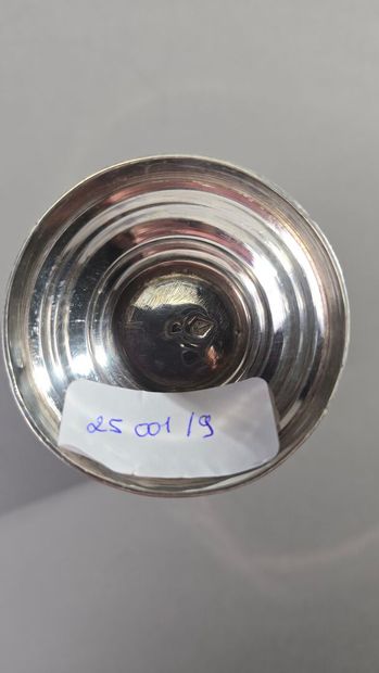 Timbale tulipe en argent.
Le corps gravé...