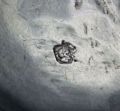 Salière tripode en argent à large frise de...