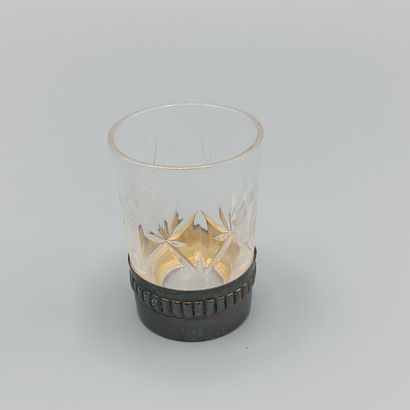 Suite de 5 verres à liqueur en cristal taillé.
Monture...