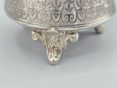 Salière tripode en argent à large frise de...