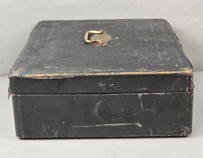 Coffret de ménagère au couvercle recouvert...