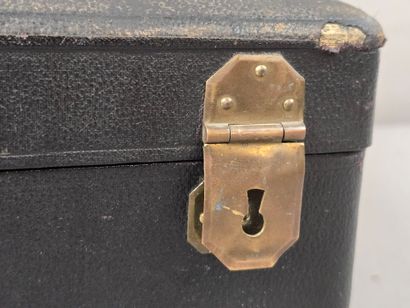 Coffret de ménagère au couvercle recouvert...