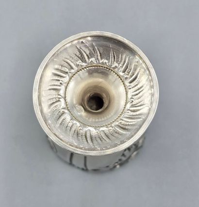 Coquetier en argent reposant sur un pied....