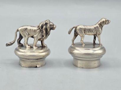 Paire de bouchons en argent, l'un surmonté...