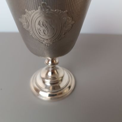 Timbale en métal argenté. 
Calice évasé au...