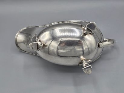 Saucière en argent reposant sur trois pieds...