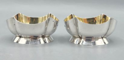 Londres 1880.

Paire de salières en argent,...