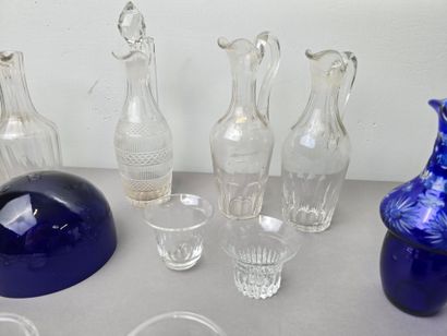 Crystal lot including : 
- 9 individual decanters....