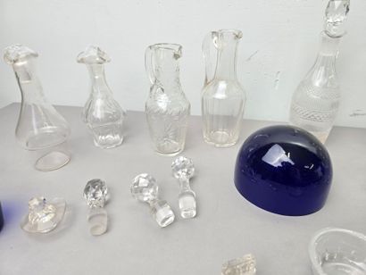Crystal lot including : 
- 9 individual decanters....