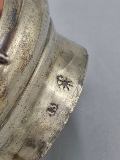 Paire de bouchons en argent, l'un surmonté...