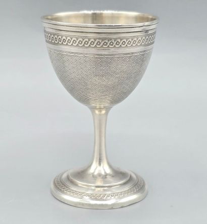 Coquetier sur pied en argent à décor guilloché.
Corps...