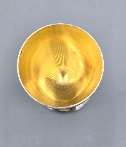 Coquetier en argent. 
Corps à frise feuillagée...