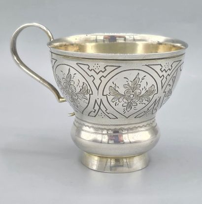 Tasse russe en argent et vermeil, reposant...